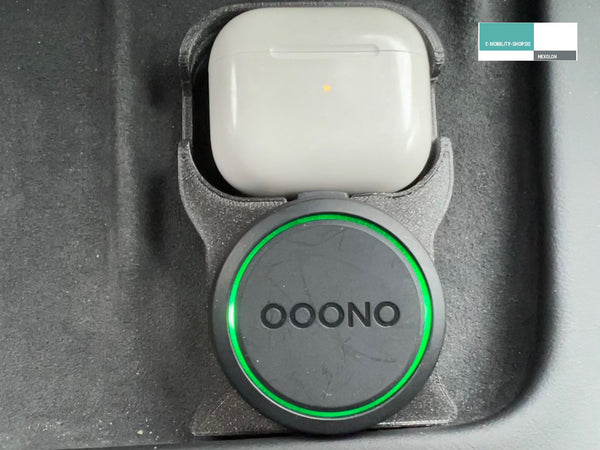Soporte para AirPods para la base de carga inductiva del Tesla con opción de montaje OOONO